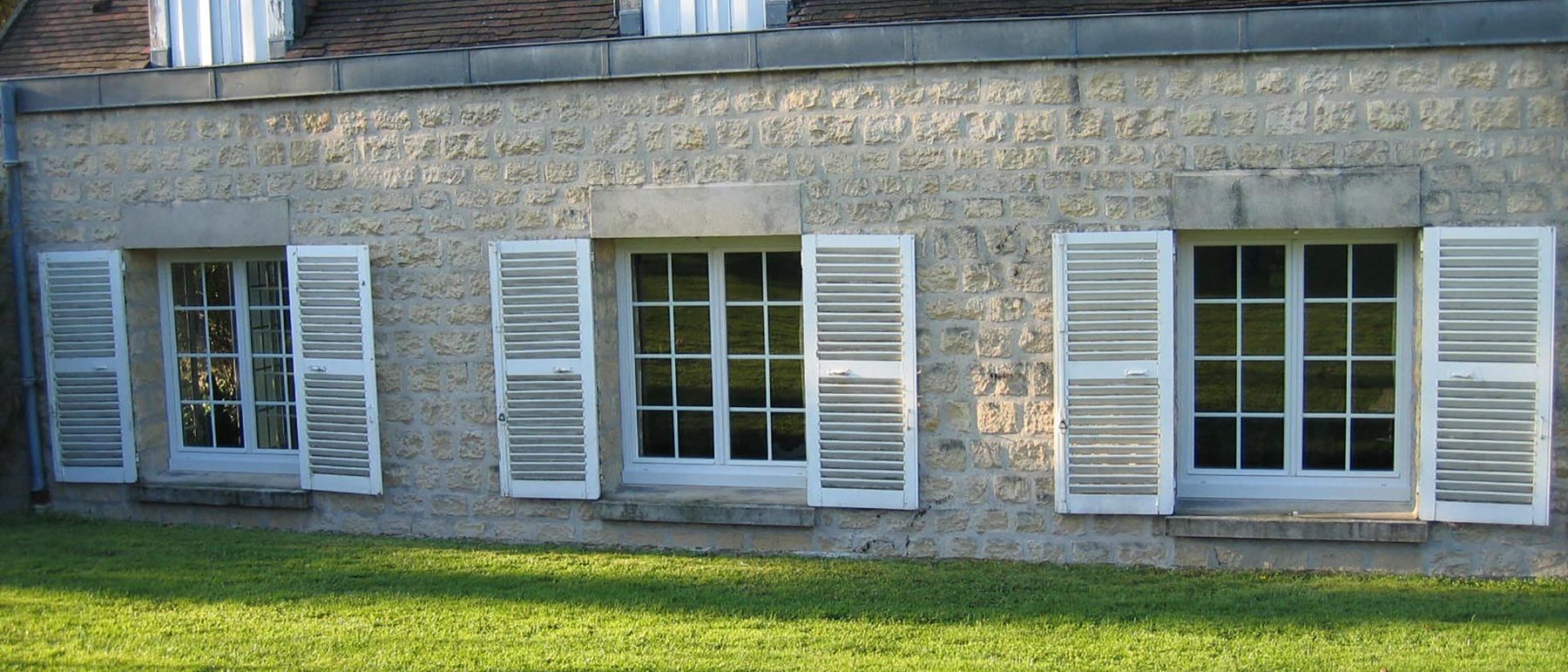 Fenêtres sur mesure posées sur une maison en pierre - réalisation Verre Clair