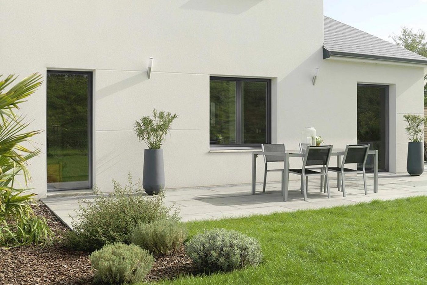 Façade rénovée avec des fenêtres aluminium Verre Clair, ouverte sur la terrasse
