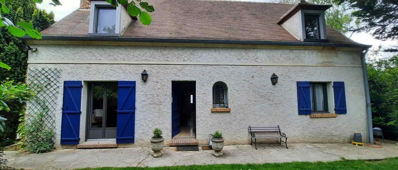 Maison rénovée par Verre Clair dans l’Oise, façade et menuiseries neuves