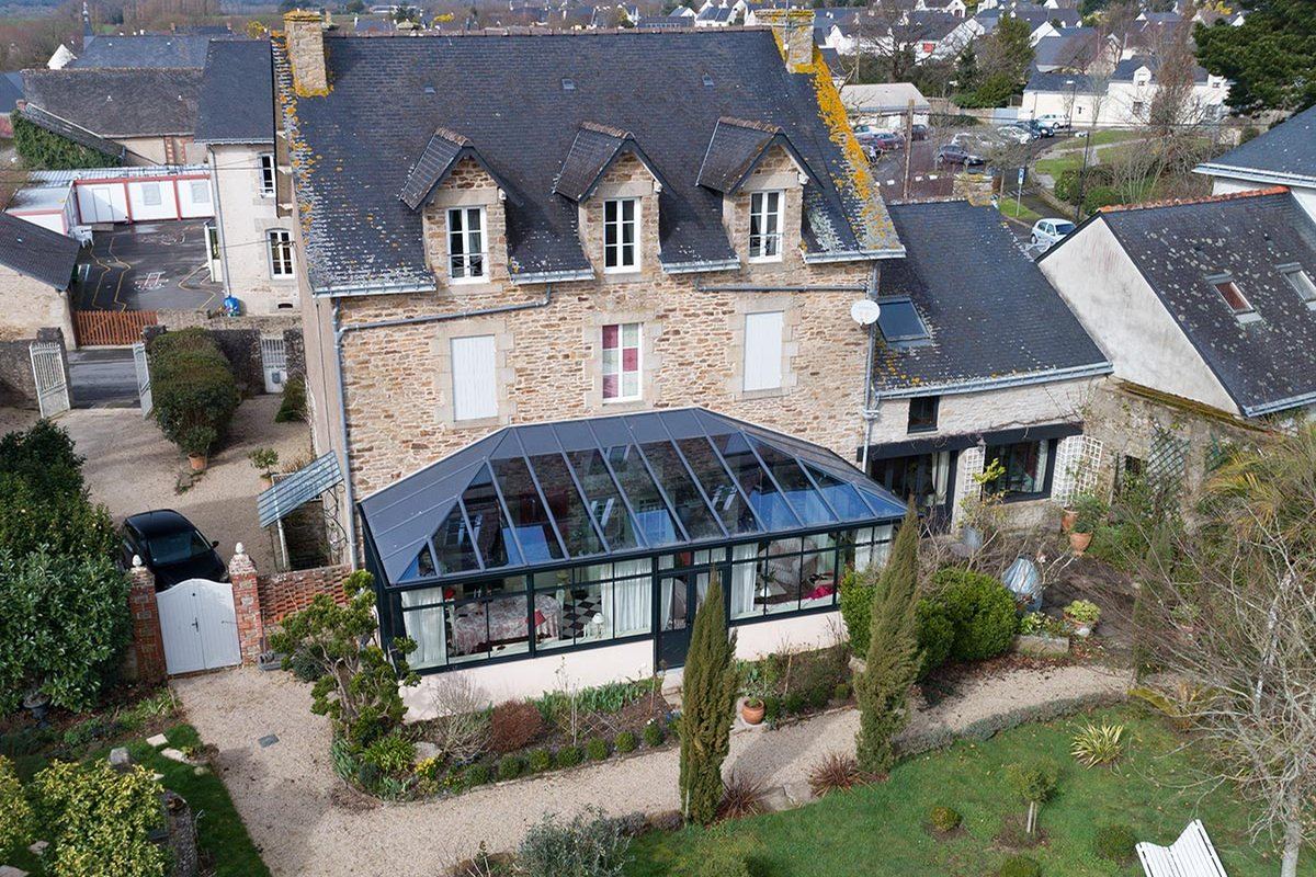 Maison accompagnée par Verre Clair dans l’Oise, véranda et jardin