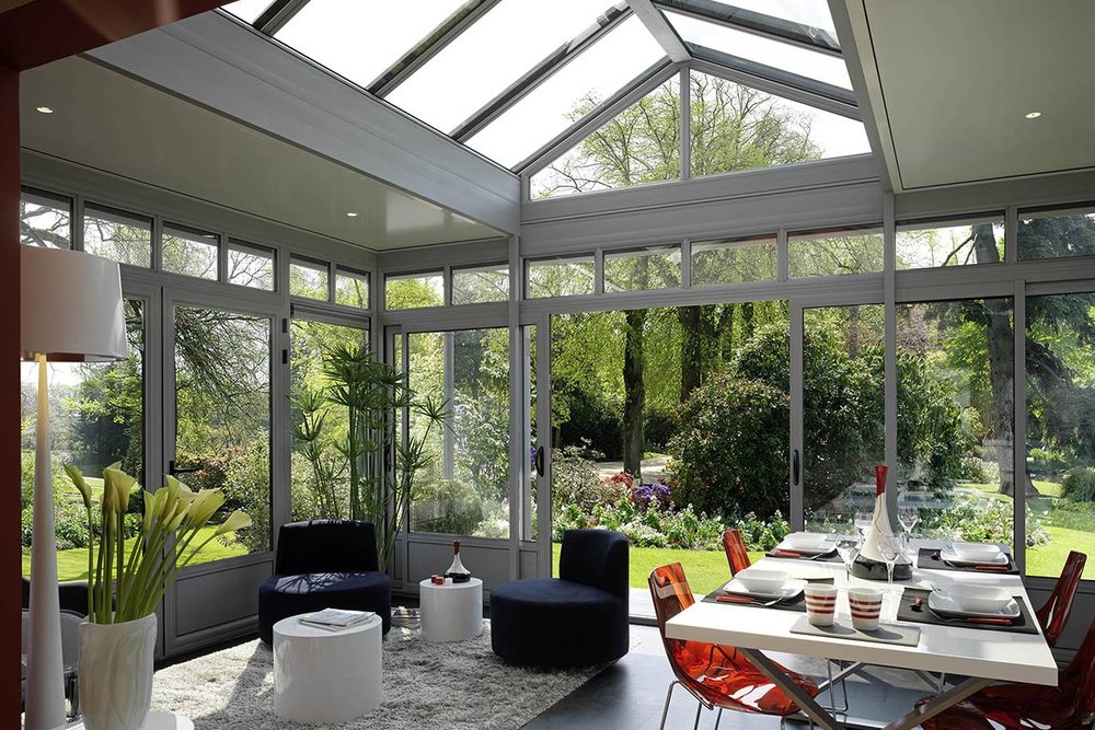 Véranda sur mesure lumineuse ouverte sur le jardin - réalisation Verre Clair