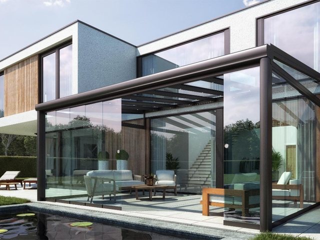 Pergola bioclimatique installée par Verre Clair