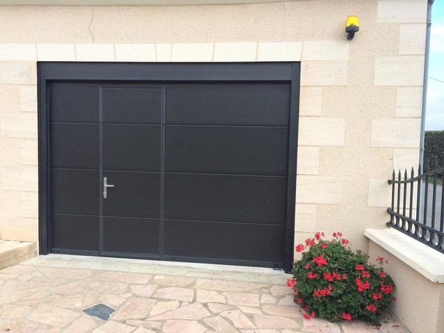 Porte de garage sectionnelle installée par Verre Clair