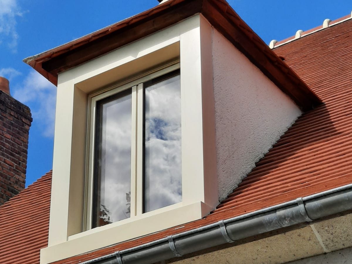 Lucarne équipée d’une fenêtre aluminium K-Line neuve sur un toit de tuiles, à Chantilly