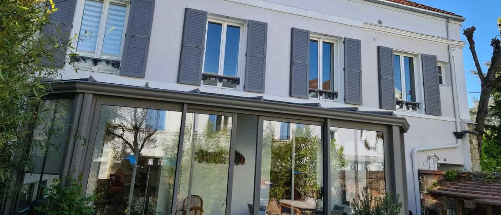 Véranda vitrée intégrée à une maison de caractère - extension de maison réalisée par Verre Clair