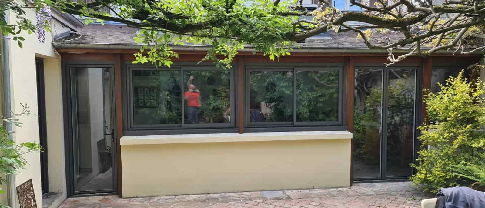 Véranda Verre Clair ouverte sur une terrasse ombragée dans l’Oise