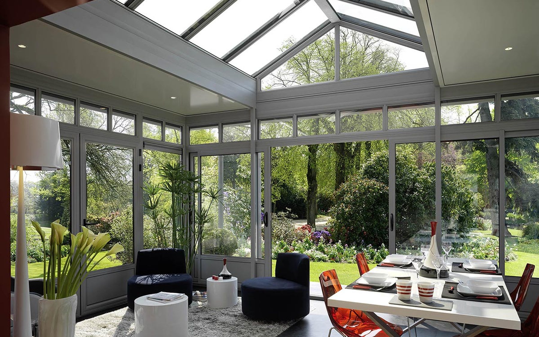 Véranda sur mesure lumineuse ouverte sur le jardin - réalisation Verre Clair